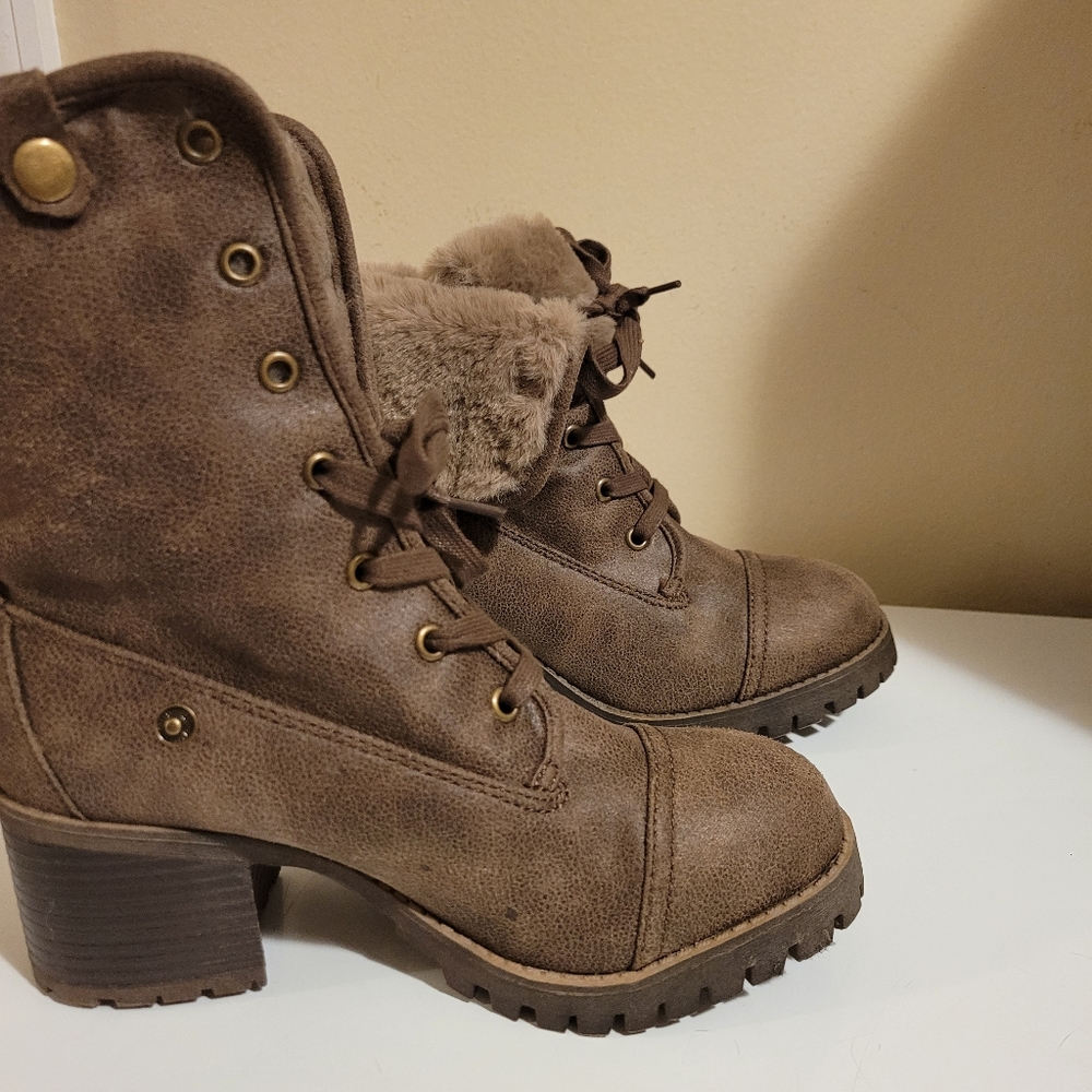 Combat boots